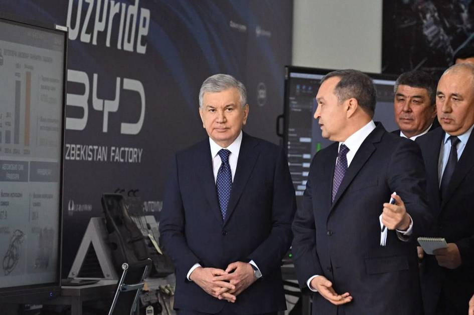 Шавкат Мирзиёев Жиззахдаги Автомобильсозлик муҳандислик мактабида бўлди 